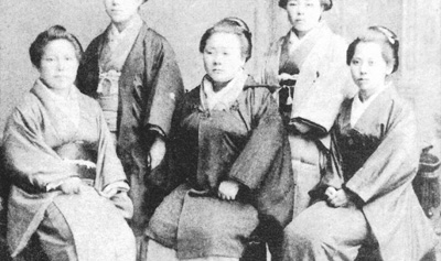 1892年、本校第一回卒業生にして初の本校教員となった上田藤枝（左端）、中央は友國晴子